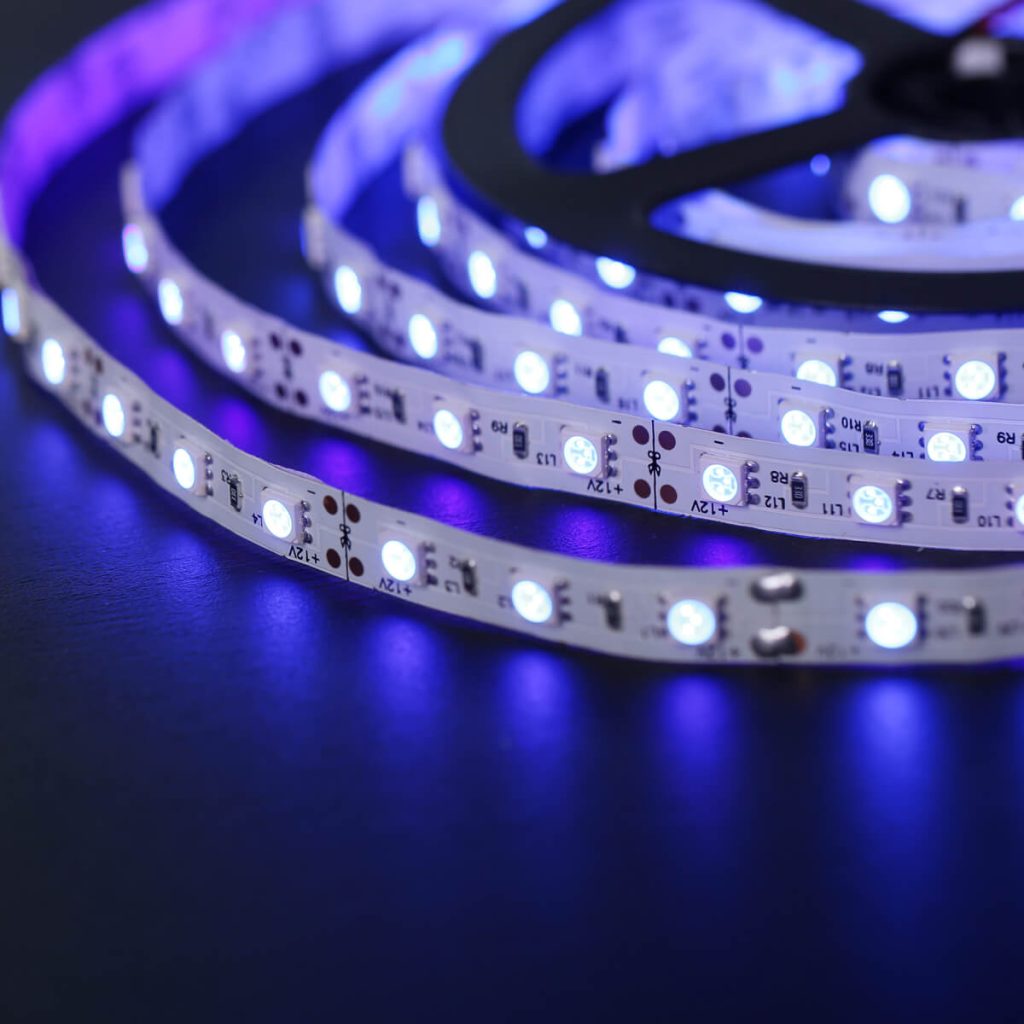 Η φωτογραφία απεικονίζει LED Strips που τοποθετούνται στην εσωτερική επιφάνει των επιγραφών