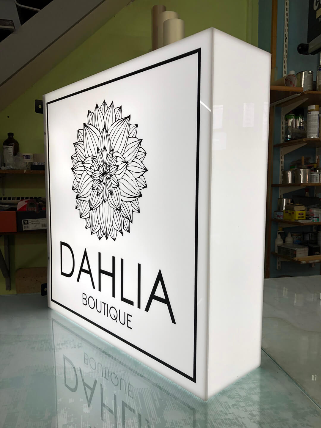 Φωτεινή επιγραφή Lightbox σε εμπορικό κατάστημα με ακρυλικό plexiglass