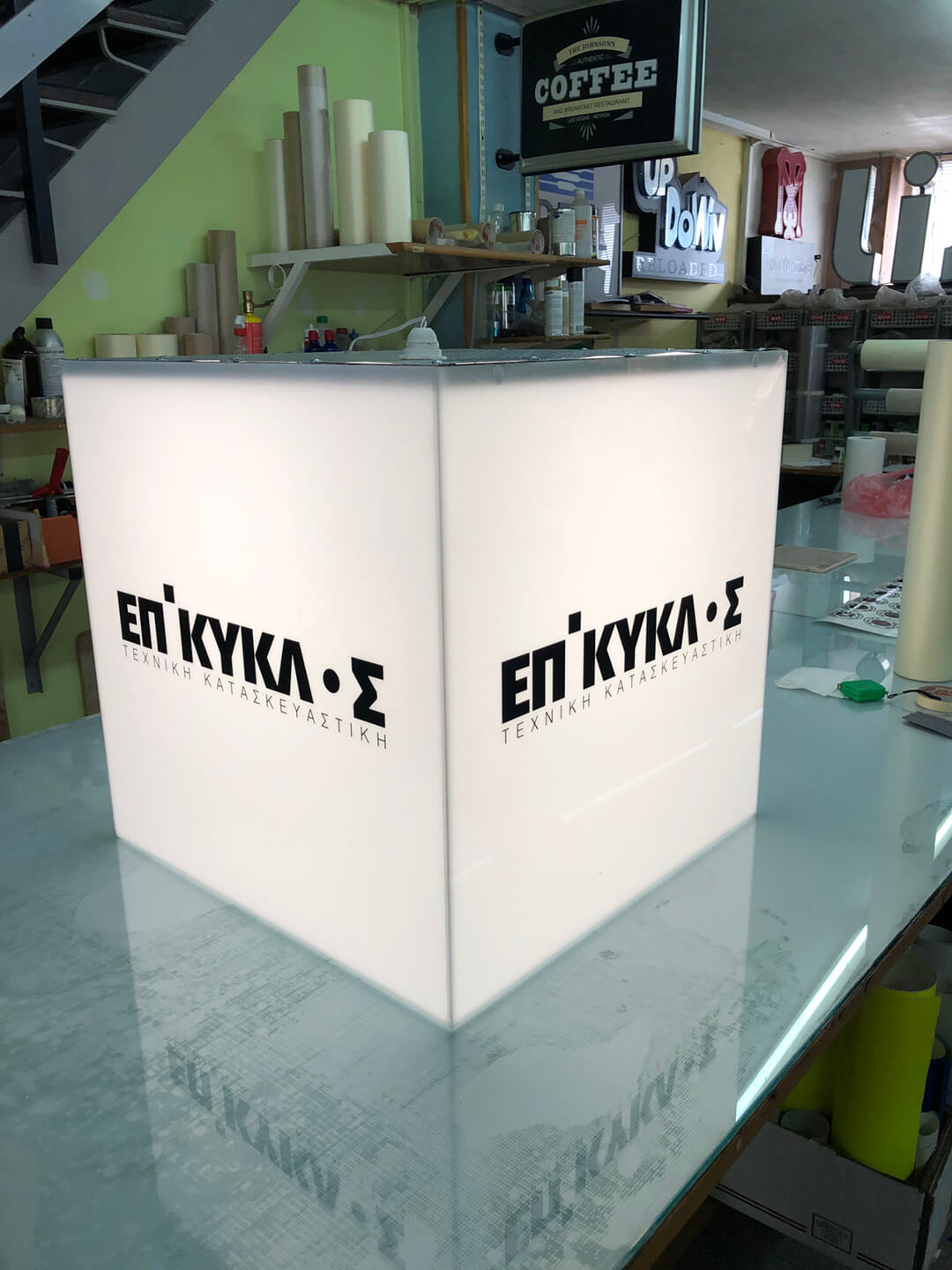 Φωτεινό κουτί επιγραφής με μεταλλικό σκελετό και ενσωματωμένο φωτισμό