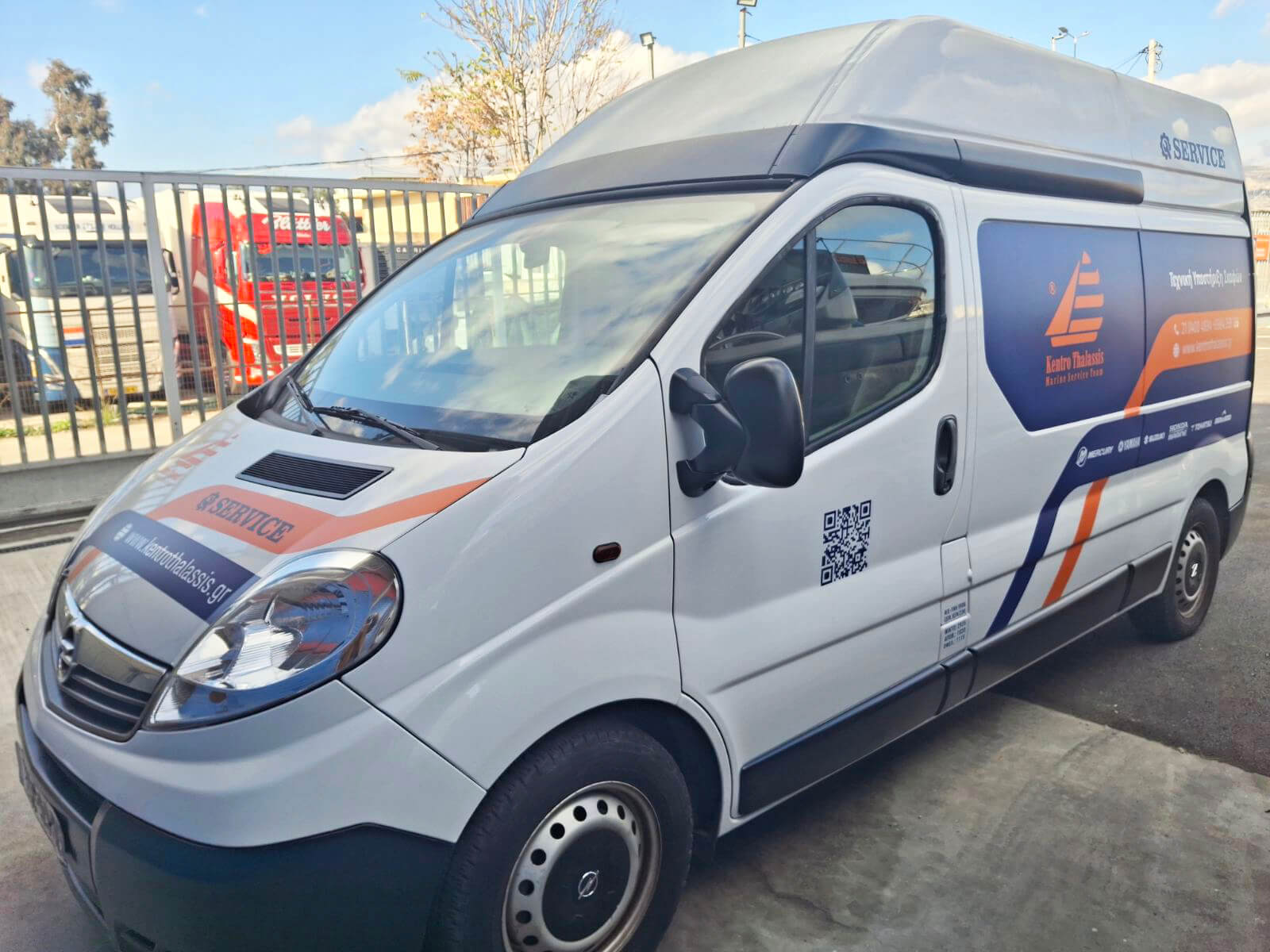 Διαφημιστικό ντύσιμο επαγγελματικού VAN με αυτοκόλλητες μεμβράνες υψηλής αντοχής - όψη οδηγού