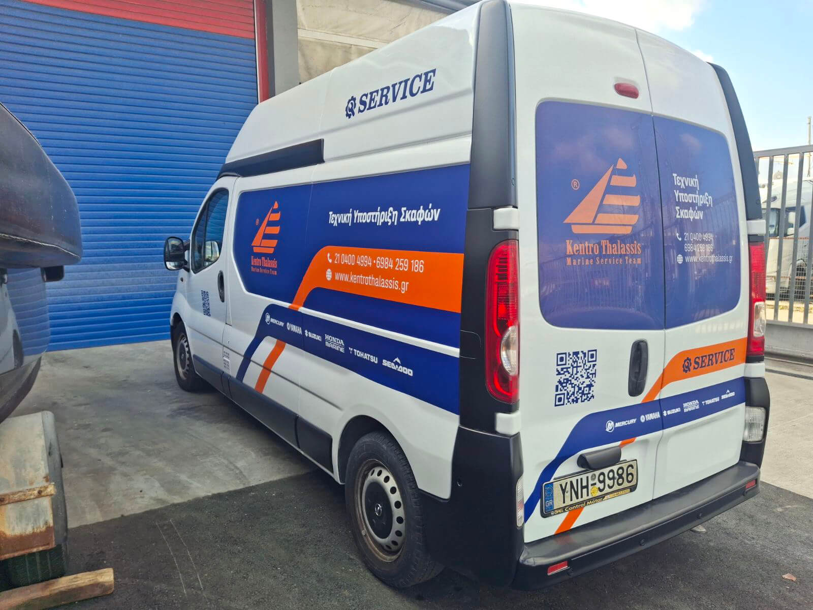 Διαφημιστικό ντύσιμο επαγγελματικού VAN με αυτοκόλλητες μεμβράνες υψηλής αντοχής - πλάγια όψη οδηγού και πίσω όψη