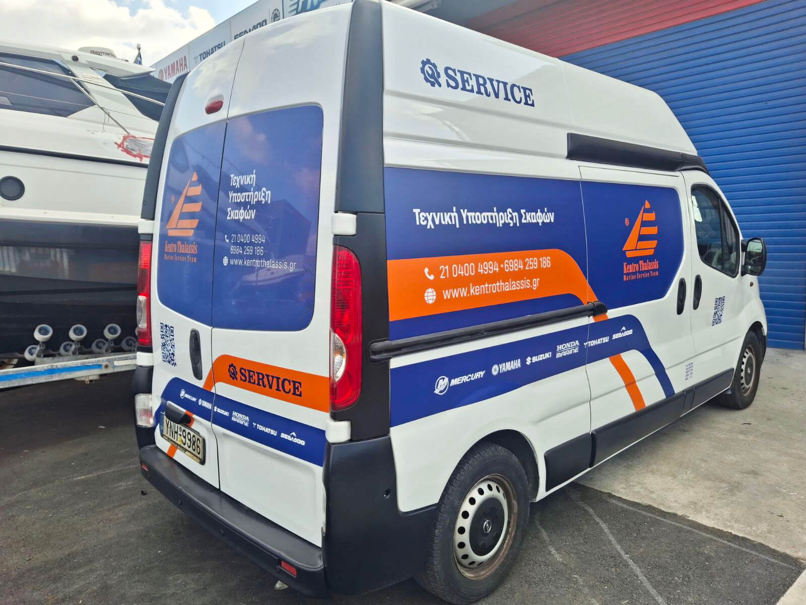 Διαφημιστικό ντύσιμο επαγγελματικού VAN με αυτοκόλλητες μεμβράνες υψηλής αντοχής - πλάγια όψη συνοδηγού και πίσω όψη