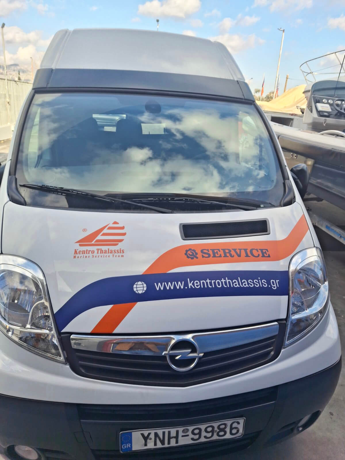 Διαφημιστικό ντύσιμο επαγγελματικού VAN με αυτοκόλλητες μεμβράνες υψηλής αντοχής - μπροστά όψη