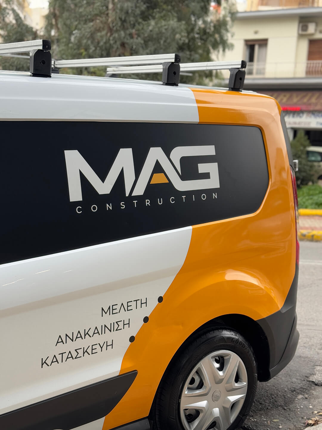 Ντύσιμο επαγγελματικού van με βινυλίο για κατασκευαστική εταιρεία - κοντινή σε λογότυπο