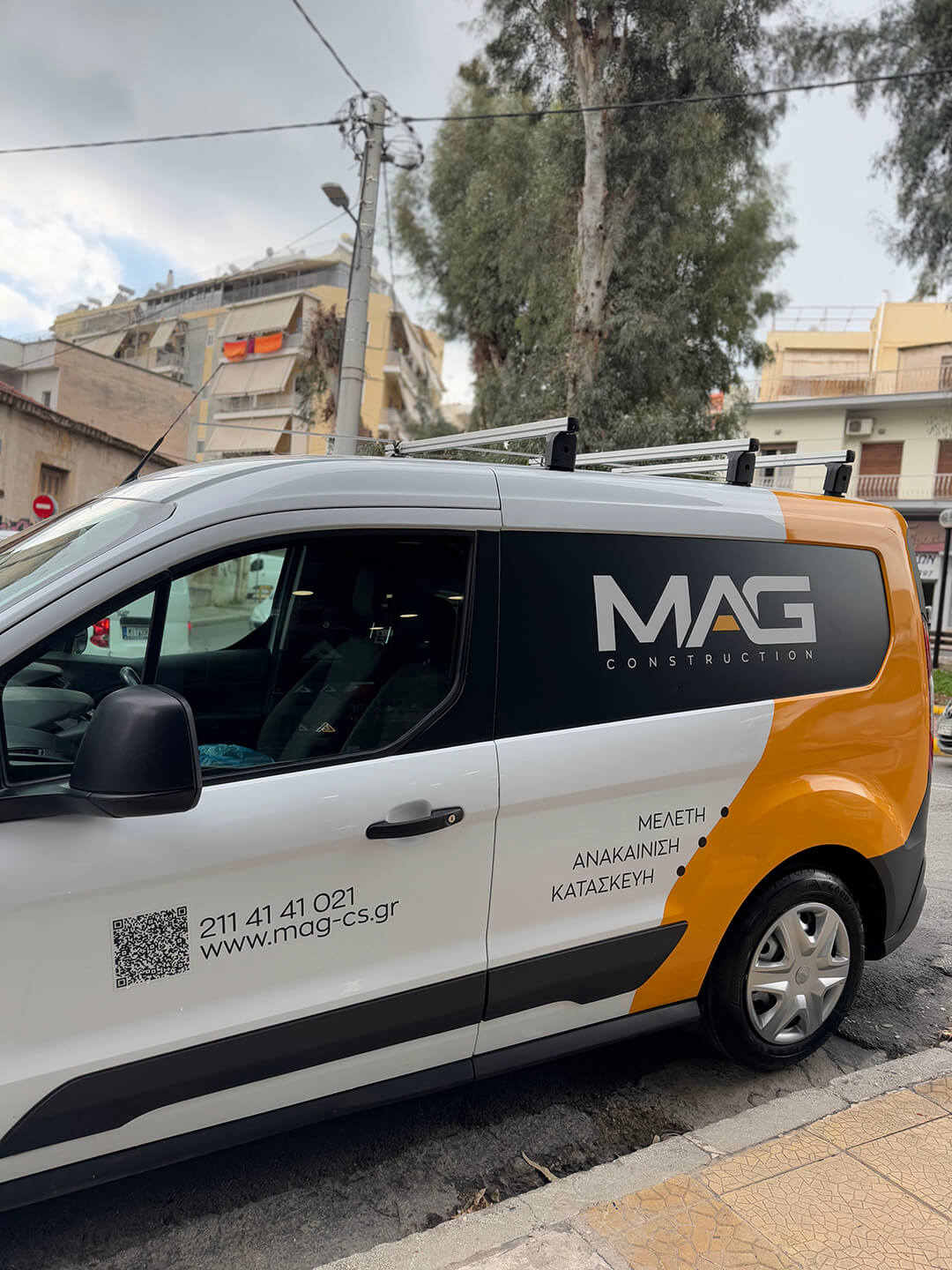 Ντύσιμο επαγγελματικού van με βινυλίο για κατασκευαστική εταιρεία - πλάγια όψη οδηγού