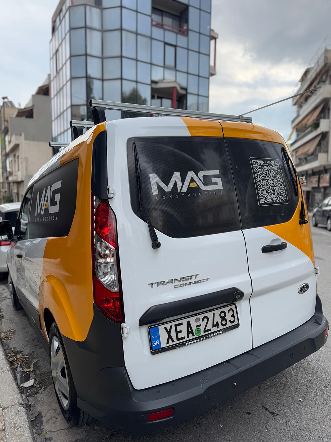 Ντύσιμο επαγγελματικού van με βινυλίο για κατασκευαστική εταιρεία - πίσω όψη