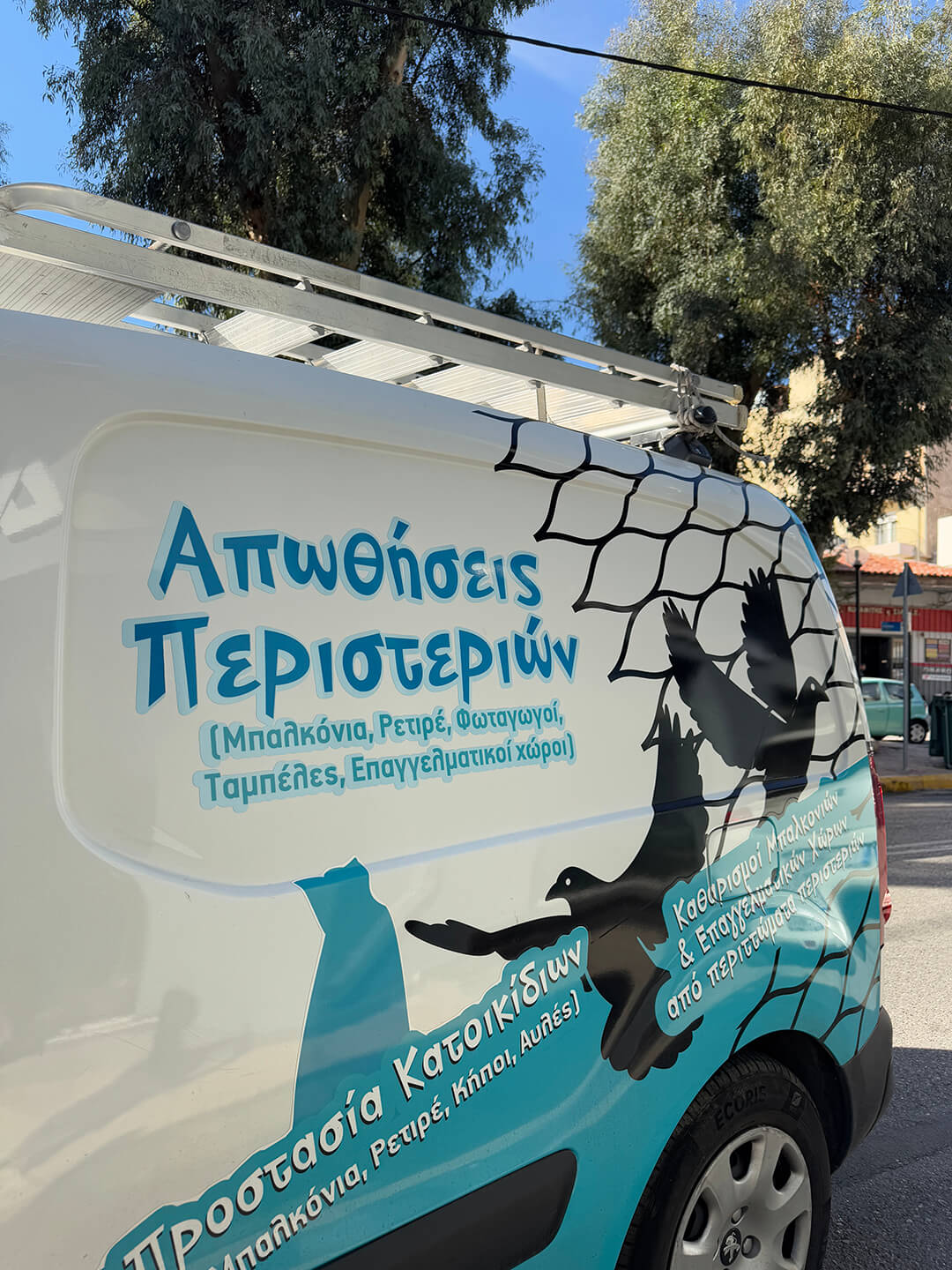 Διαφημιστικό ντύσιμο επαγγελματικού οχήματος με ψηφιακή εκτύπωση - εστίαση σε λεπτομέρειες