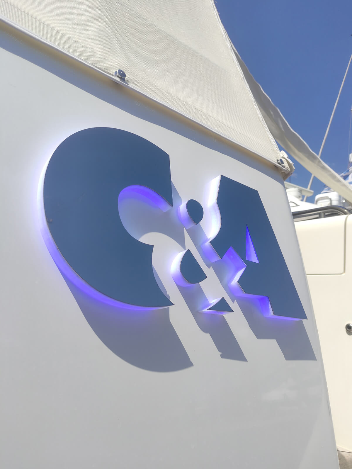 Ανάγλυφα γράμματα σκάφους από inox και plexiglass με μπλε κρυφό φωτισμό LED.